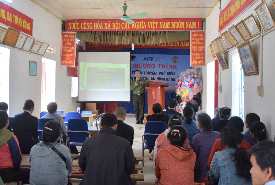 Phòng Quản lý xuất nhập cảnh tổ chức tuyên truyền, phổ biến các quy định liên quan đến bảo đảm an ninh, an toàn hàng không.jpg