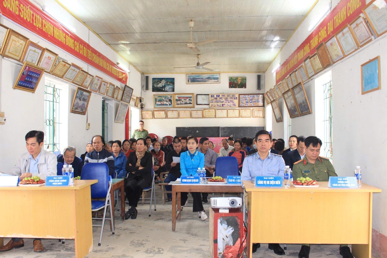 Hàng trăm người dân được tiếp thu các kiến thức về bảo vệ an ninh, an toàn hàng không.jpg