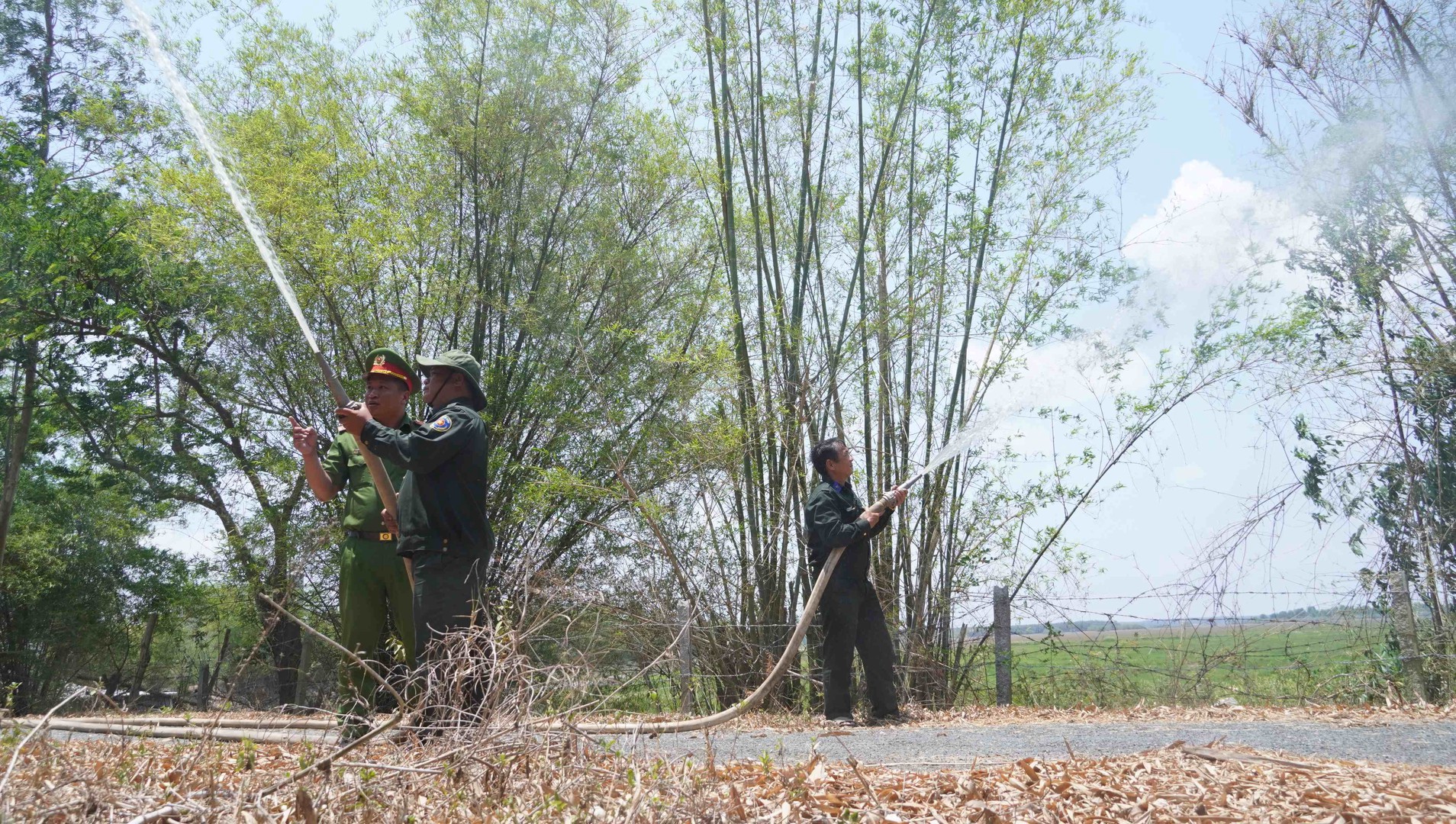 Thực hành phương án PCCC tại Vườn Quốc gia Tràm Chim.. Ảnh Duy Phương.JPG