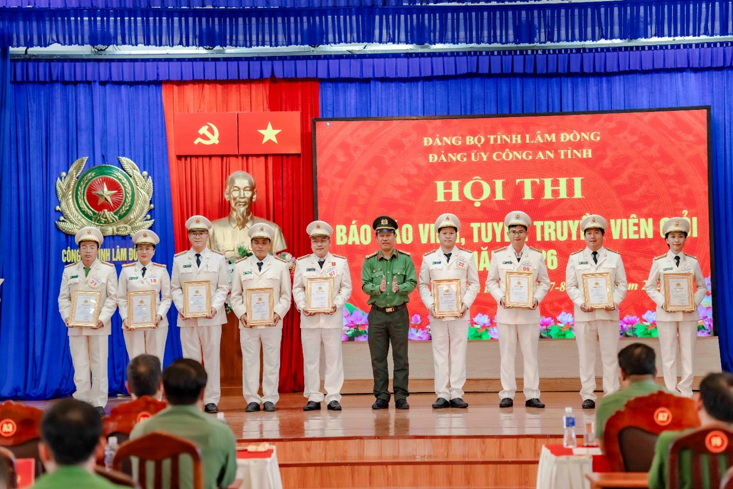 ý đảng lòng dân9.jpg
