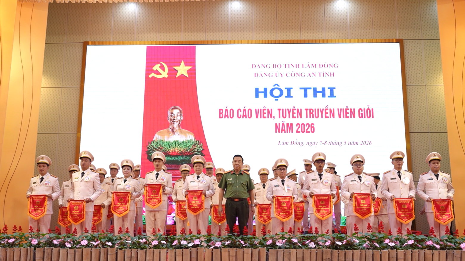 ý đảng lòng dân.png