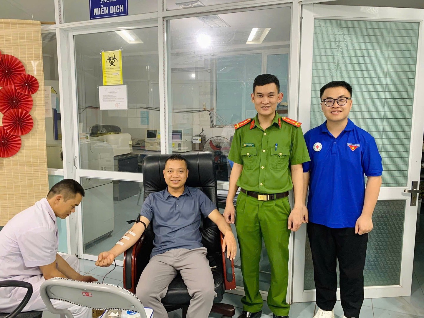 Ảnh 1. Đồng chí Lộc Văn Bảo đang được các bác sĩ Trung tâm Y tế khu vực Chi Lăng lấy máu để kịp thời cấp cứu bệnh nhân trong đêm.jpg