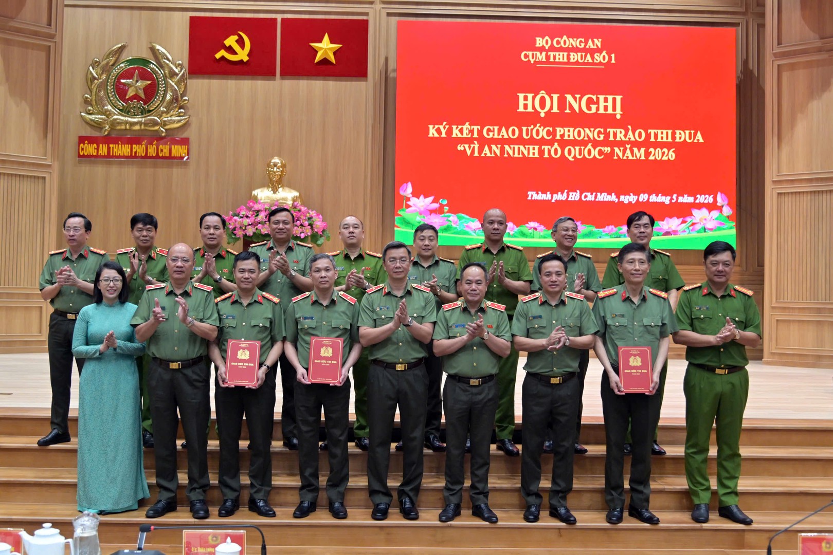 Chụp hình lưu niệm.jpg