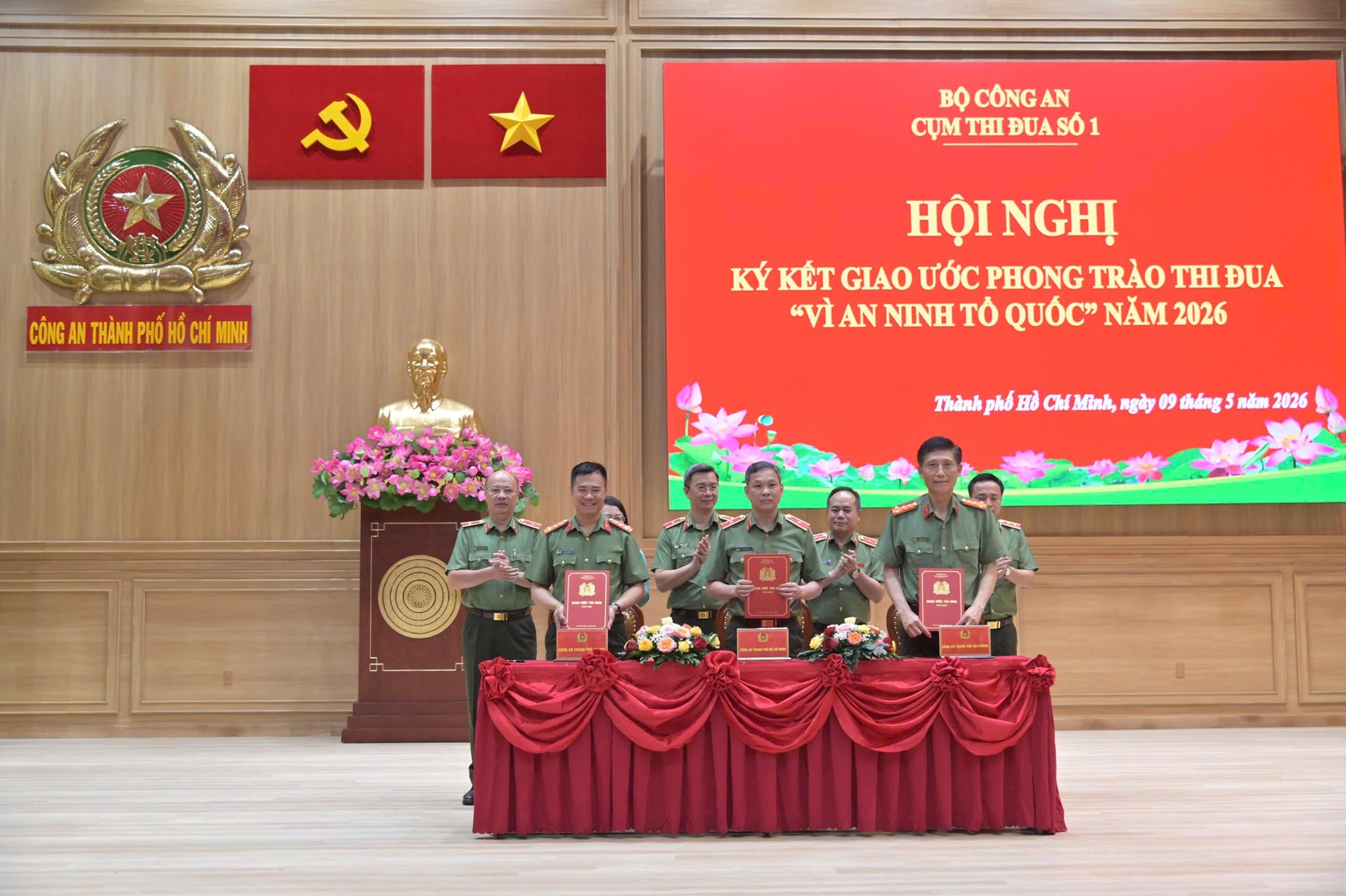 Các đồng chí lãnh đạo chứng kiến Công an 3 thành phố ký Giao ước phong trào thi đua Vì an ninh Tổ quốc năm 2026.jpg