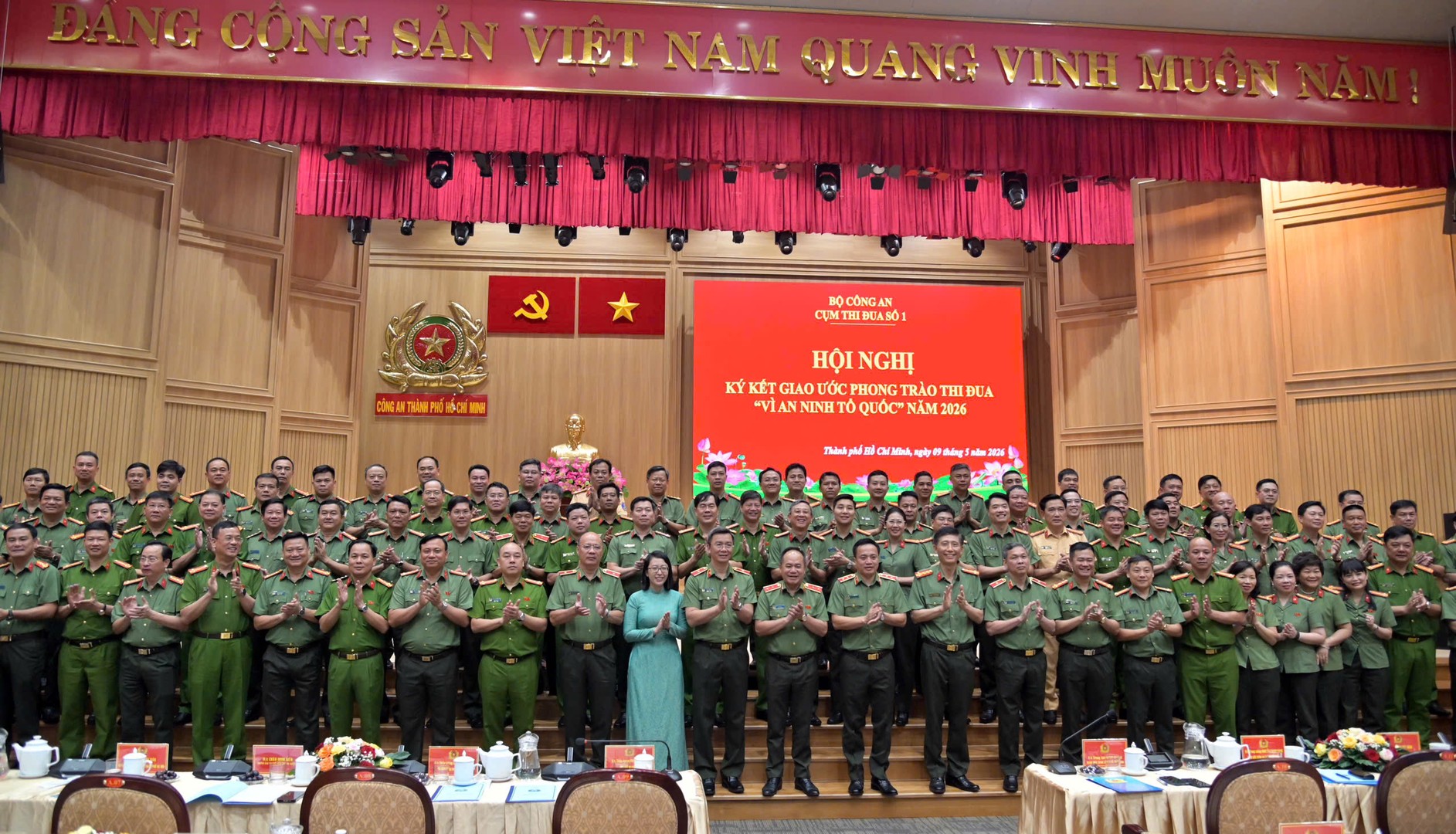 Chụp hình lưu niệm - 2.jpg