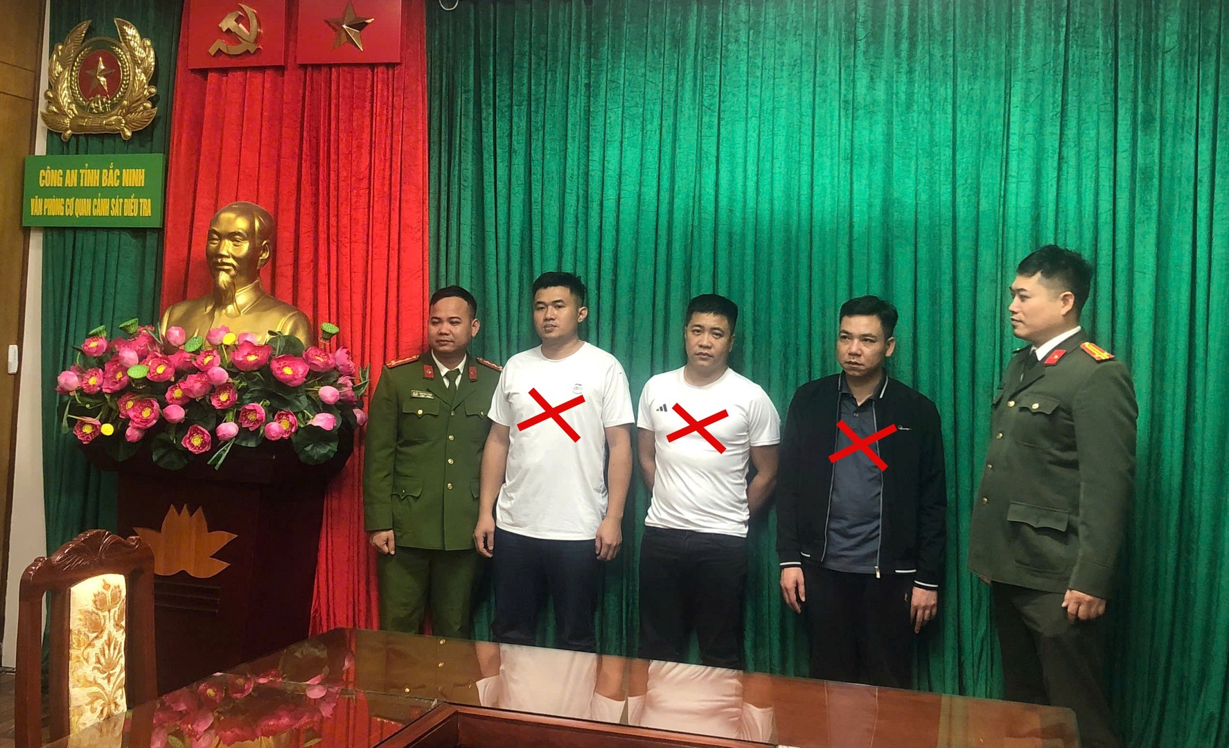Đối tượng Trịnh Văn Thịnh, Hoàng Tiến Sơn và Dương Văn Quyết (đánh dấu x, từ trái qua phải).jpg