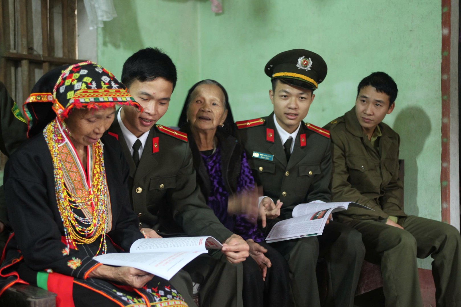 Đại úy Tống Văn Độ tuyên truyền pháp luật cho đồng bào dân tộc Dao tại xã Tây Yên Tử.jpg