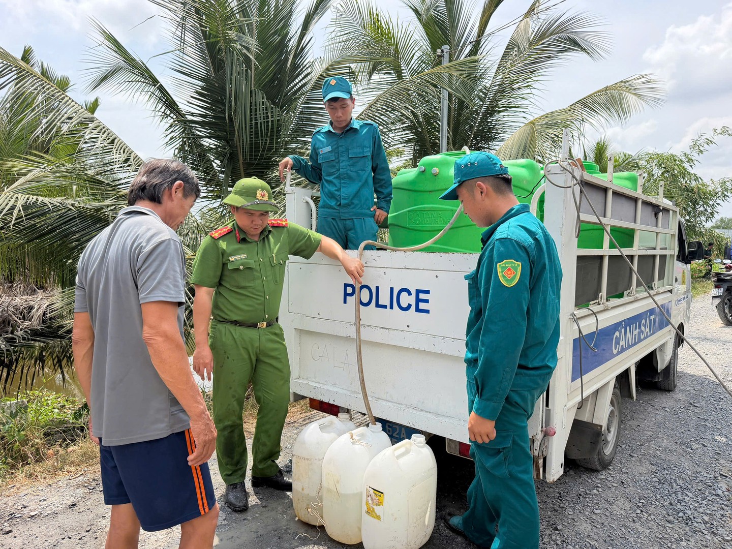 2. Cán bộ, chiến sĩ Công an xã Vàm Cỏ cùng lực lượng ANTT cơ sở tận tình giúp đỡ Nhân dân.jpg