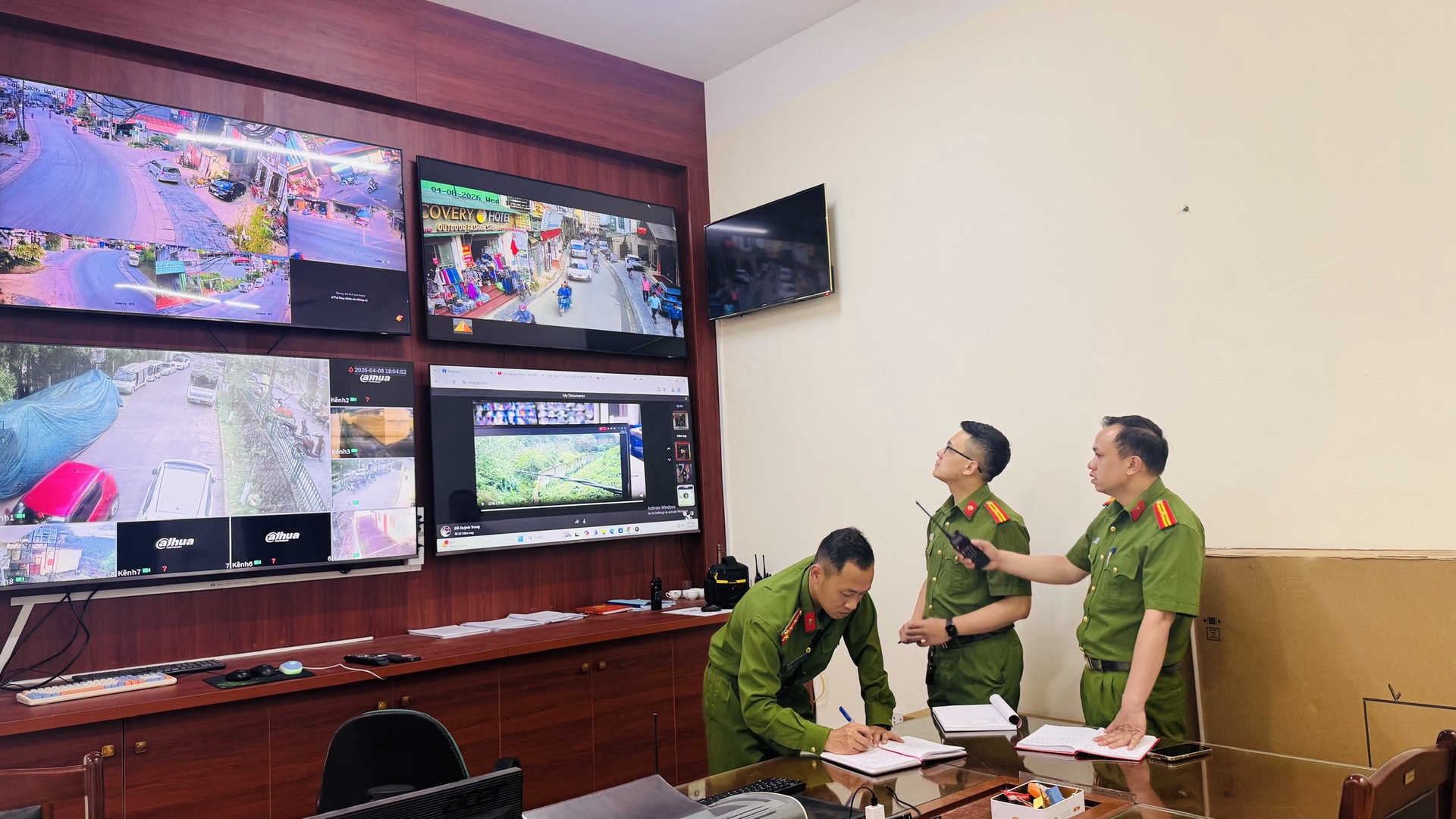 Ảnh 1. Công an phường Sa Pa điều hành hệ thống Mắt Thần giám sát an ninh trên địa bàn  (2).jpg