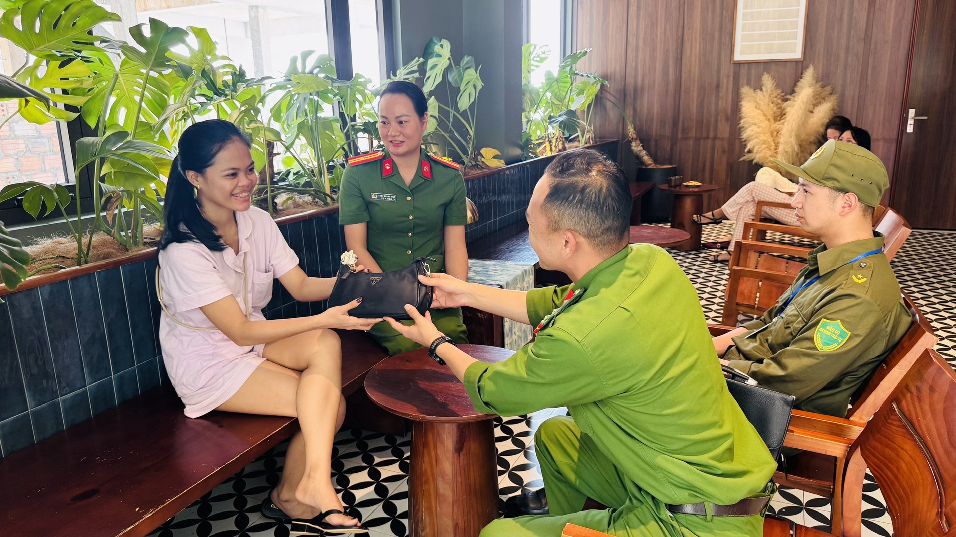 Ảnh 5 . Qua hệ thống camera an ninh đã tìm và bàn giao tài sản cho người dân quốc tịch Philippin   (3).jpg