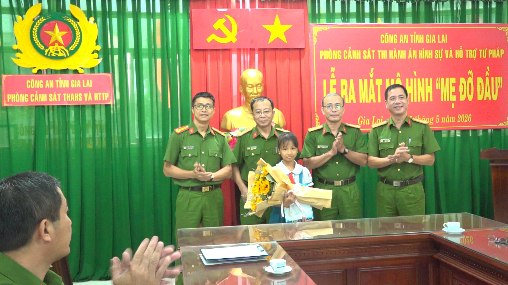 Cấp ủy, lãnh đạo phòng PC10 tặng quà cháu Bùi Vũ Thị Tường Vy.jpg