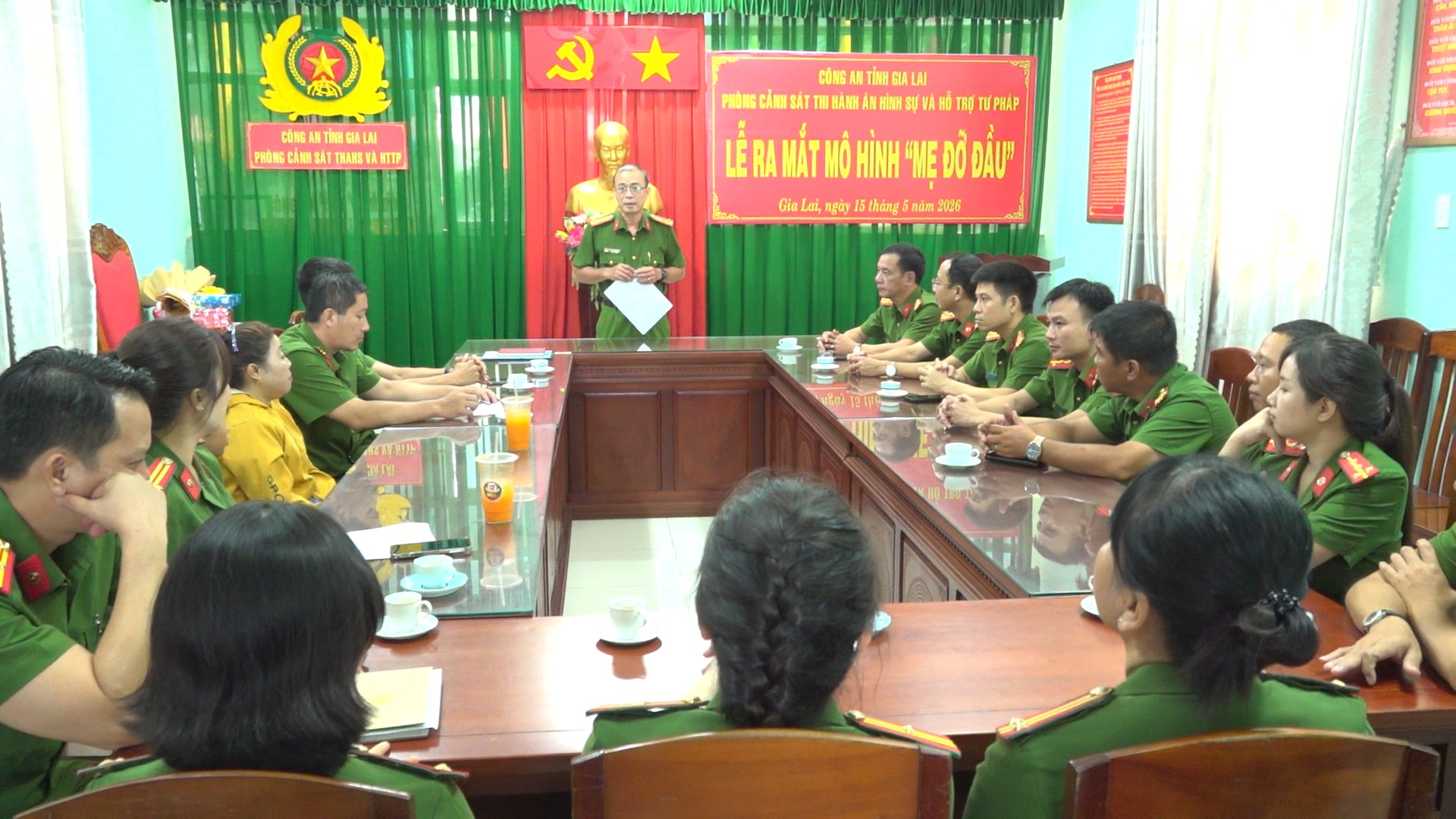 Quang cảnh lễ ra mắt mô hình mẹ đỡ đầu.jpg
