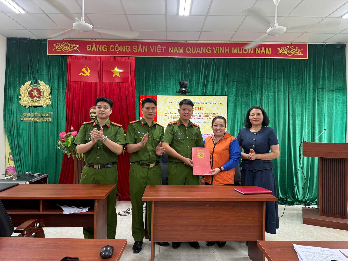 Đại diện doanh nghiệp Công ty shipper Bình an kí cam kết phòng chống ma tuý với lực lượng Công an.jpg