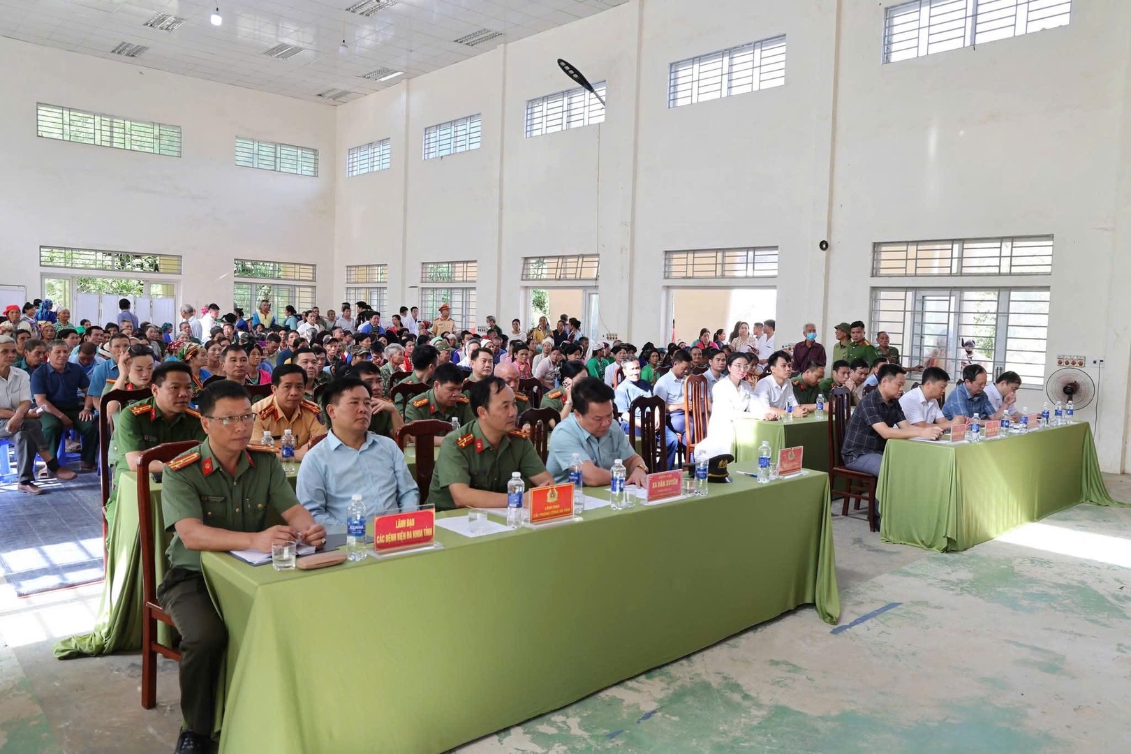 Đại biểu và Nhân dân dự chương trình.jpg