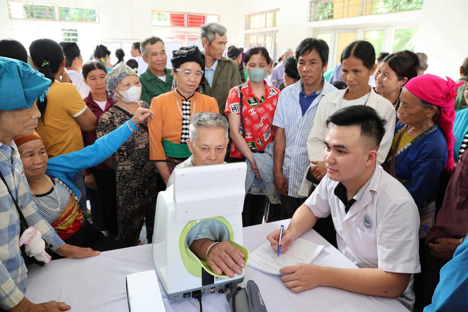 Y, bác sỹ các bệnh viện đa khoa tỉnh thăm khám bệnh cho Nhân dân.jpg