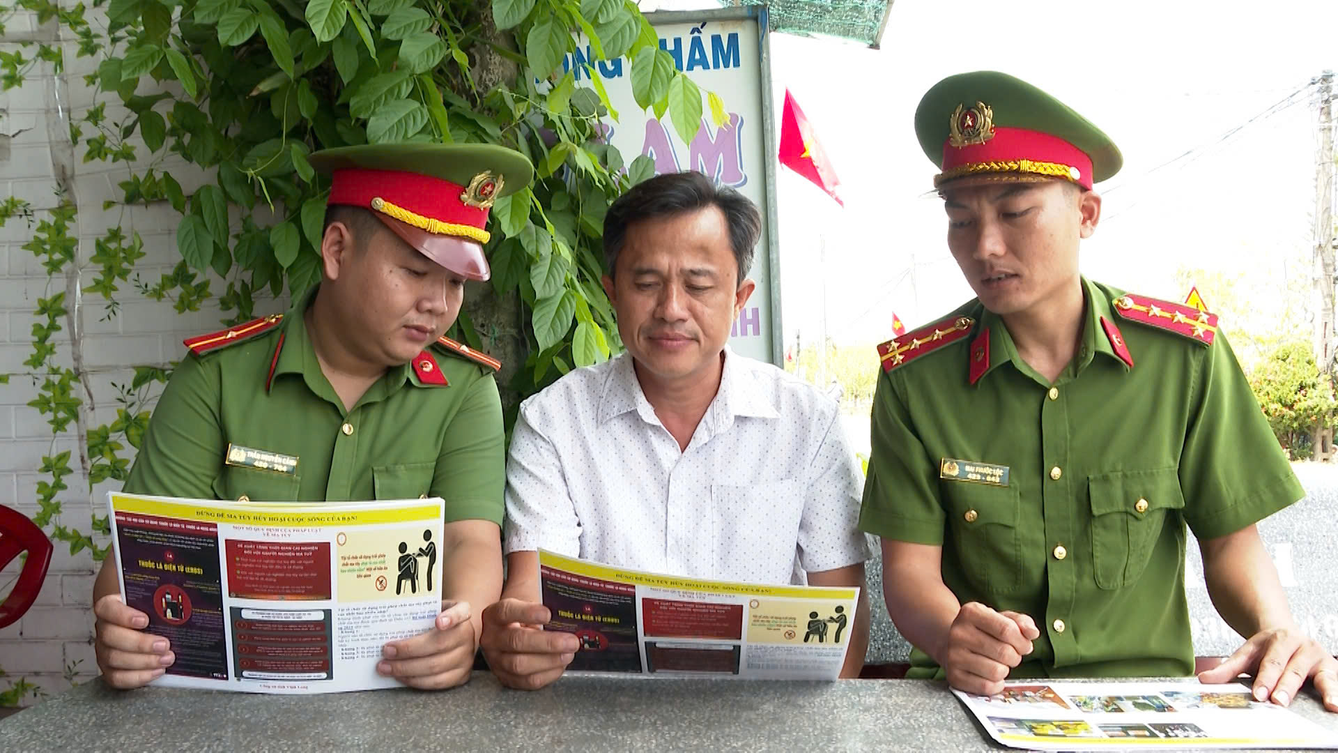 Công an xã Quới Điền đẩy mạnh tuyên truyền cho người dân phòng, chống ma túy trên địa bàn xã.jpg