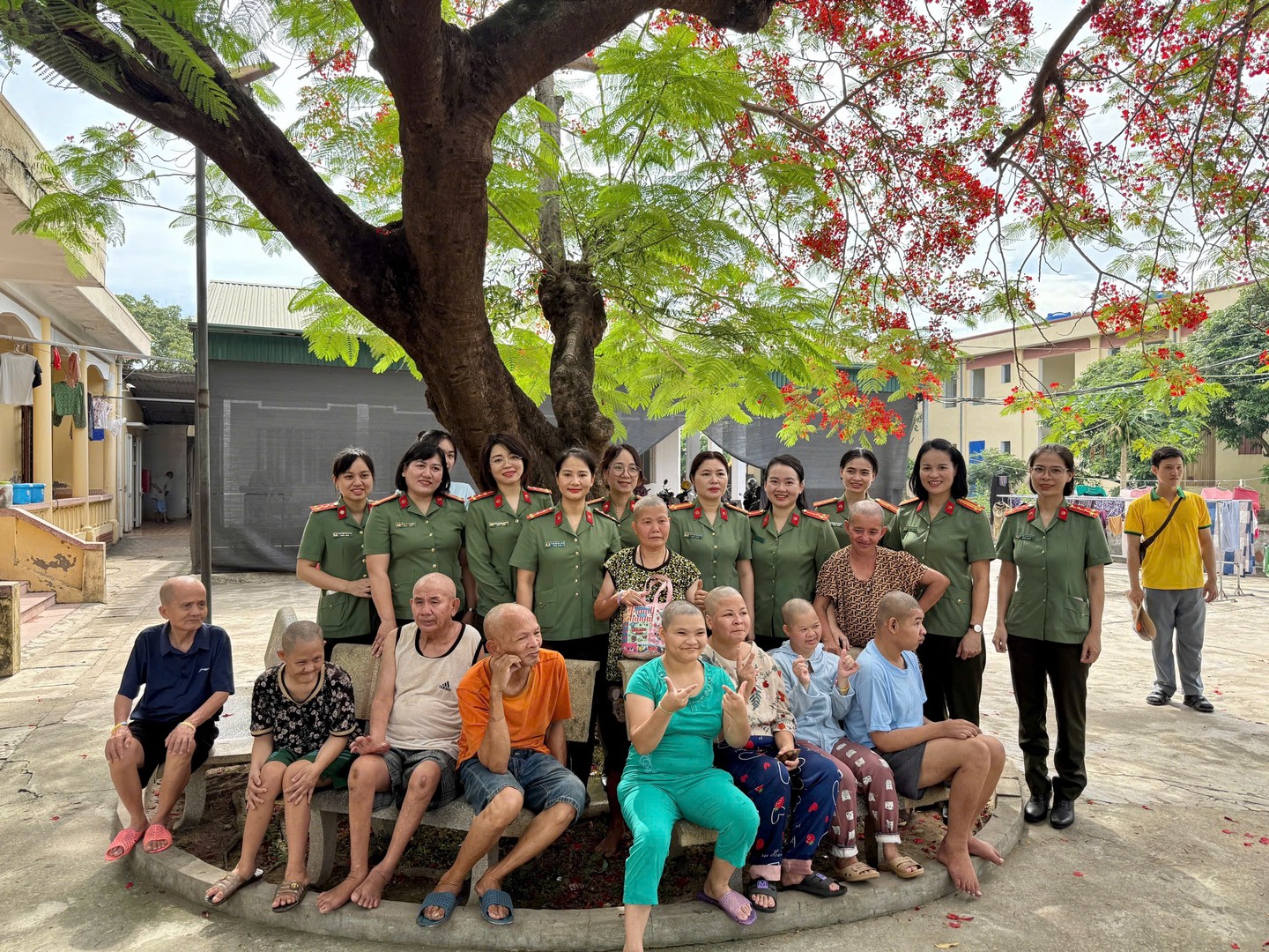 Bệnh nhân, người có hoàn cảnh khó khăn vui mừng đón nhận tình cảm của cán bộ, hội viên.jpg