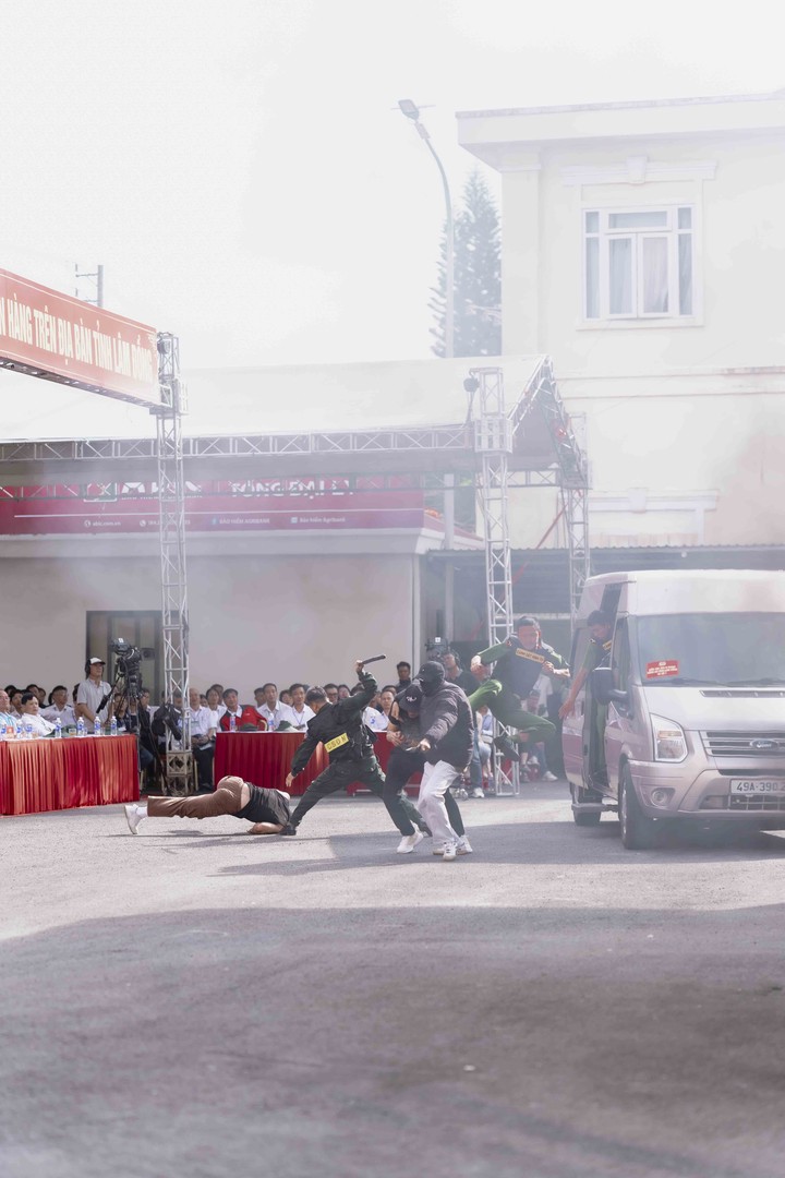 Diễn tập cướp ngân hàng6.jpg