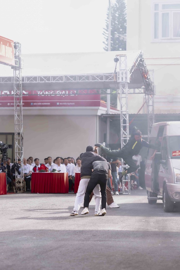 Diễn tập cướp ngân hàng5.jpg