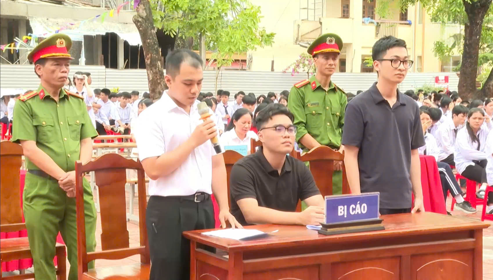 Phiên tòa giả định 2.jpg