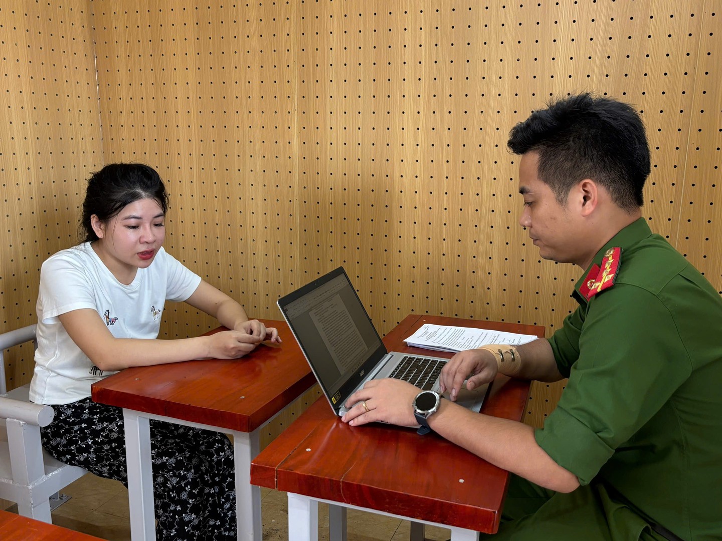 Cơ quan điều tra làm viêc với Kim Thị Linh.jpg