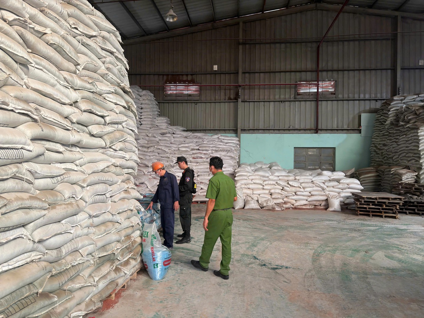 H3 Tang vật phân bón do lực lượng Công an bắt giữ.jpg