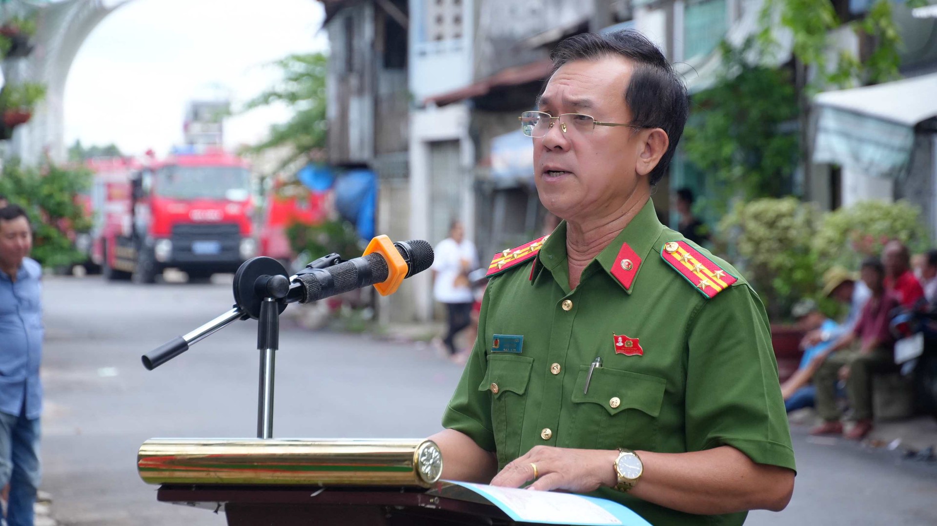 Đại tá Trần Văn Tròn, Phó Giám đốc Công an tỉnh chỉ đạo tại buổi diễn tập. Ảnh Trọng Tín.JPG