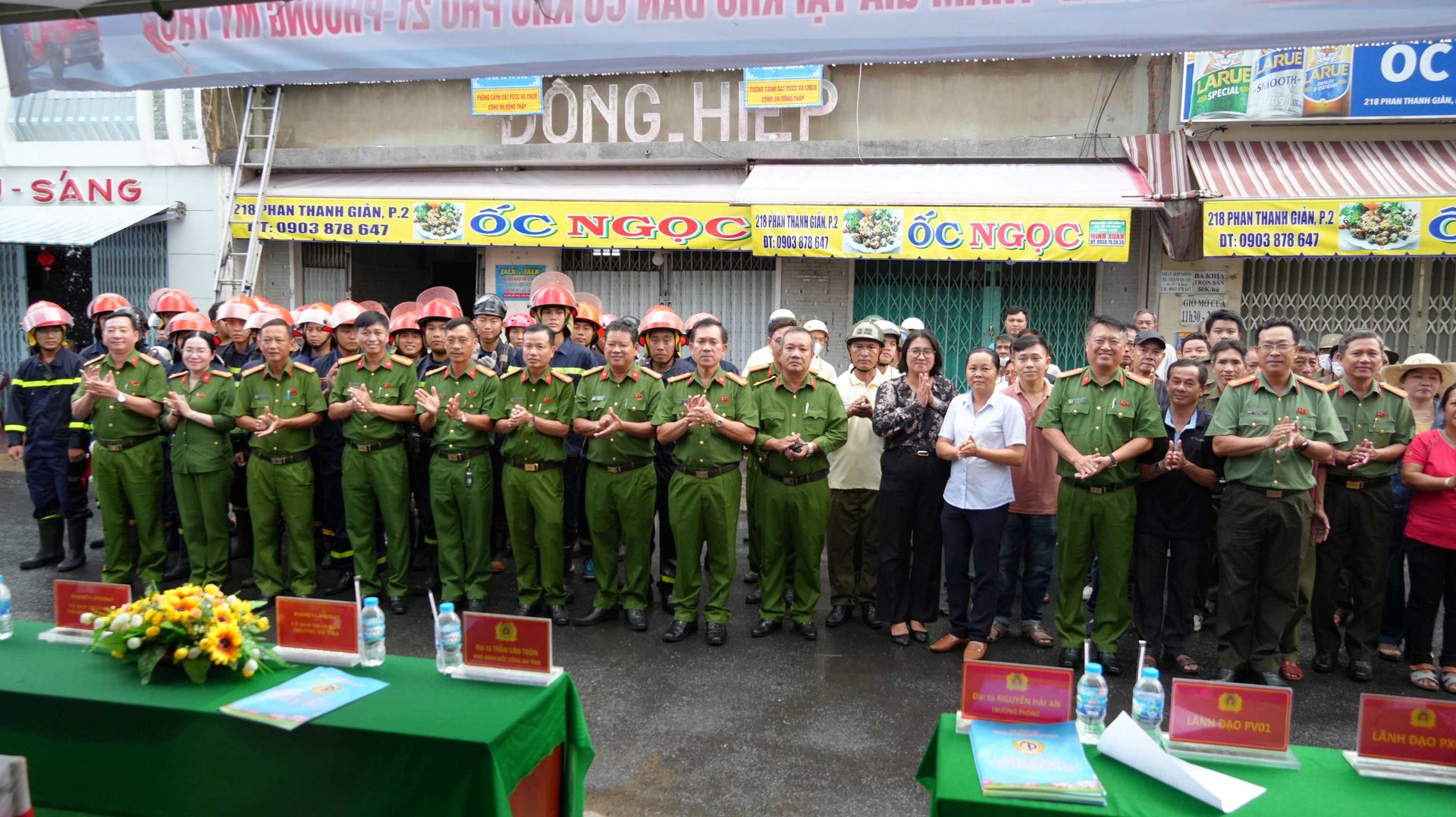 Lãnh đạo, đại biểu chức mừng các lực lượng tham gia diễn tập. Ảnh Trọng Tín.JPG