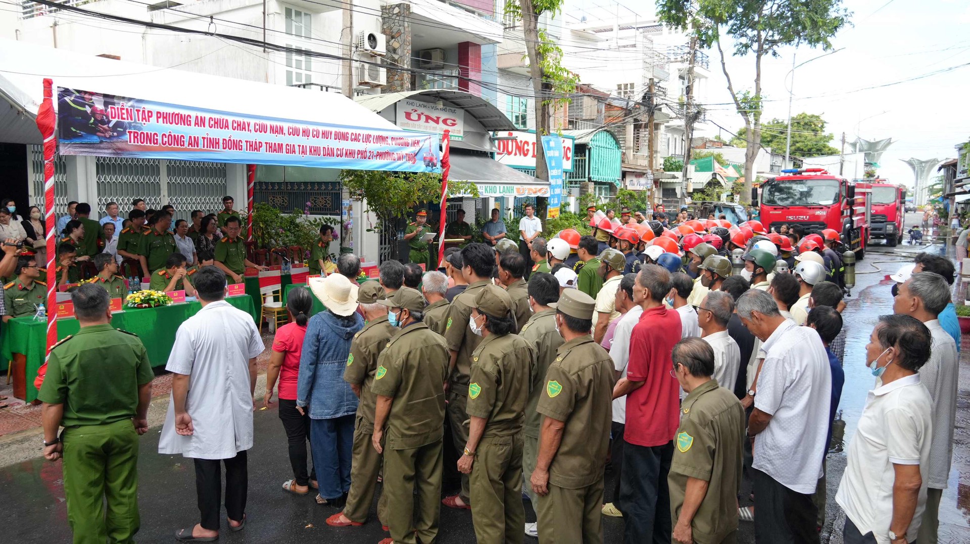 Diễn tập phương án chữa cháy và cứu nạn, cứu hộ quy mô cấp Công an tỉnh. Ảnh Trọng Tín.JPG