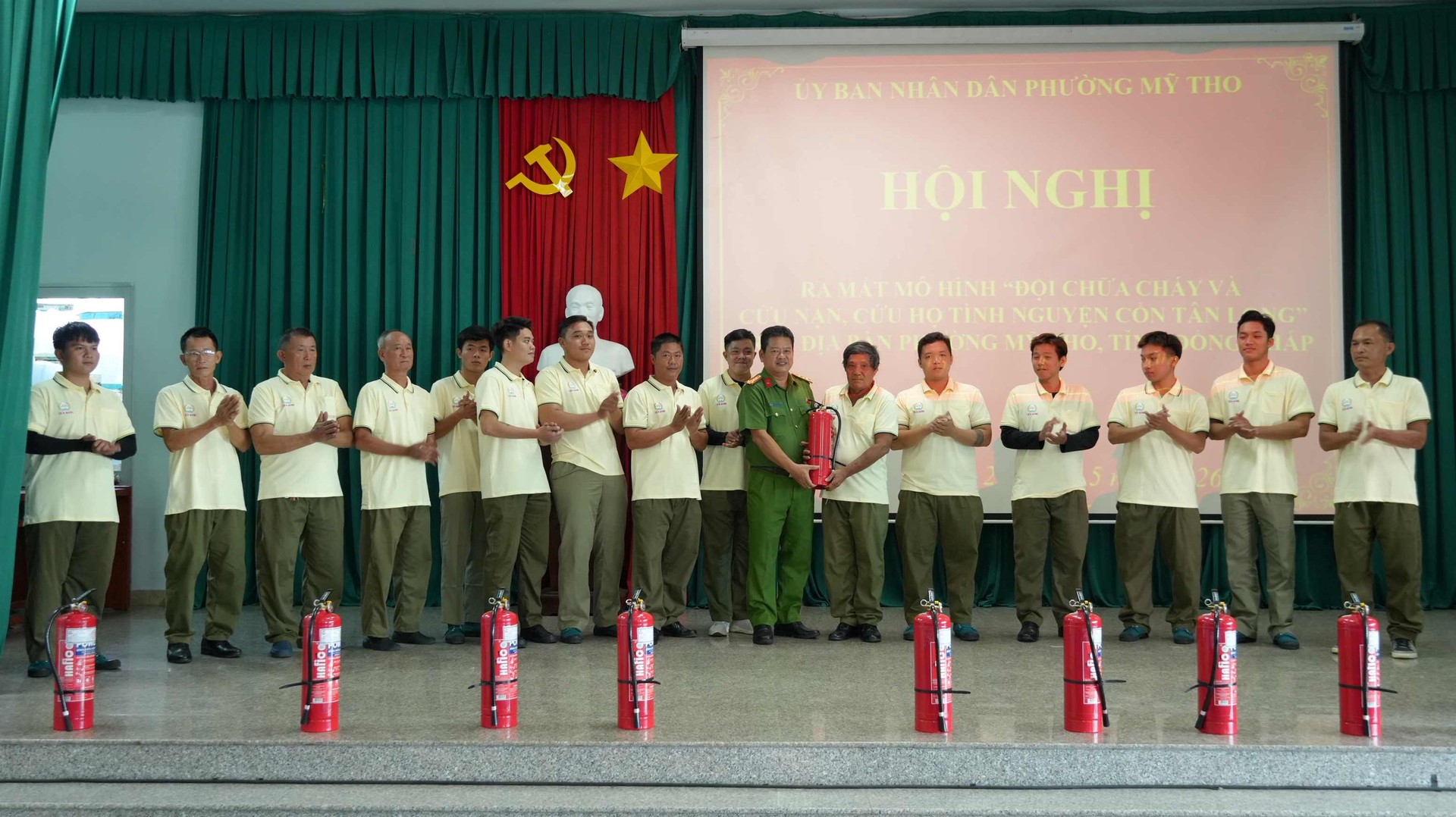 Phòng Cảnh sát Phòng cháy chữa cháy và cứu nạn cứu hộ Công an tỉnh trao bình chữa cháy tặng Đội chữa cháy và cứu nạn, cứu hộ tình nguyện khu vực cồn Tân Long. Ảnh Trọng Tín.JPG