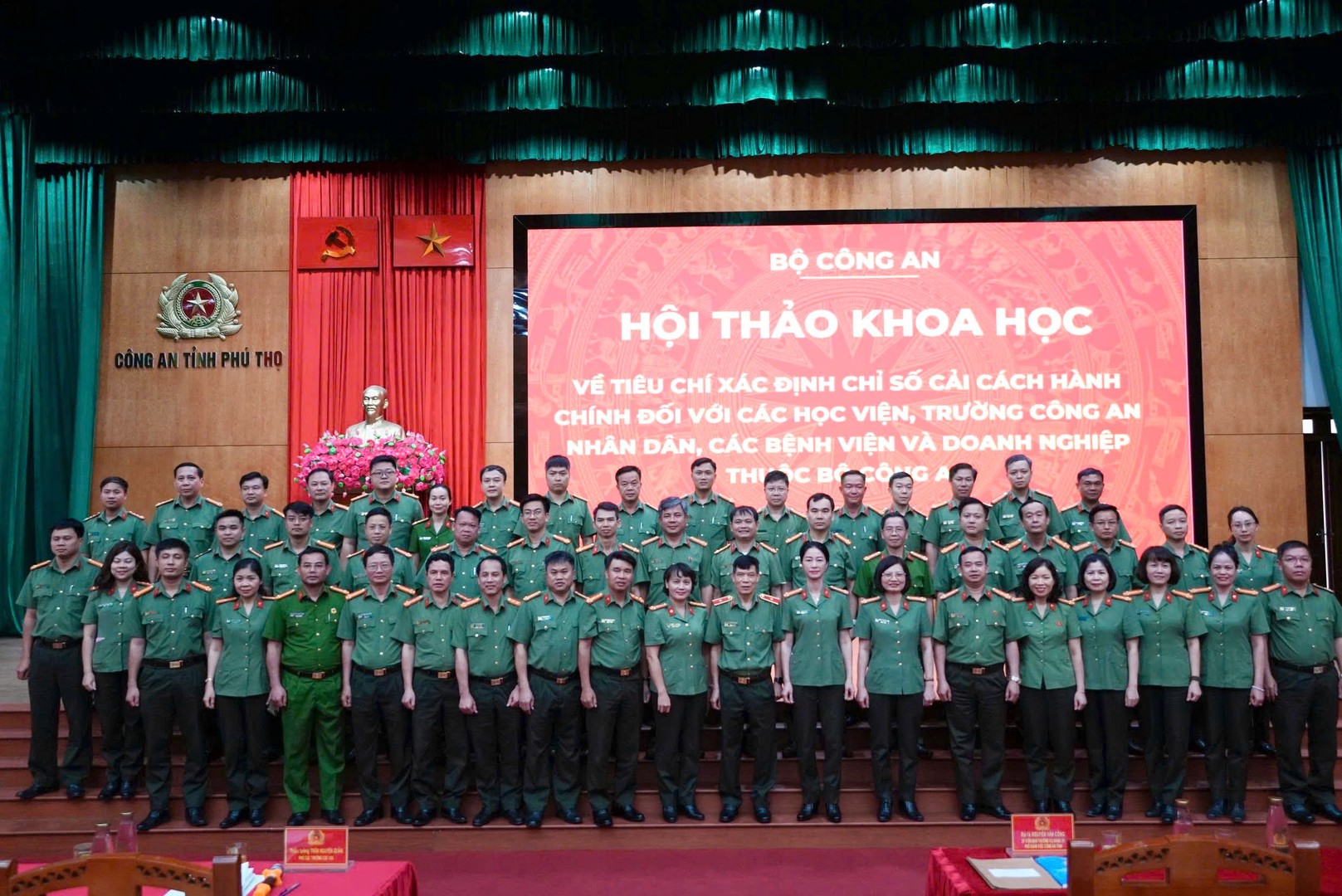 các đại biểu dự Hội thảo chụp ảnh lưu niệm.jpg