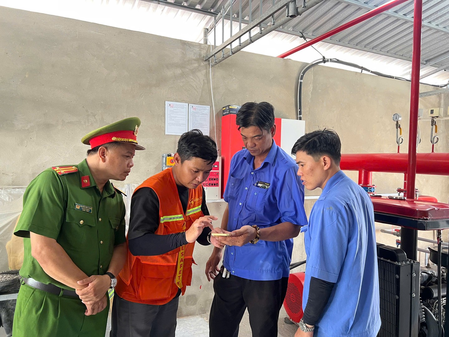 Lực lượng Cảnh sát PCCC và CNCH phối hợp đơn vị lắp đặt hệ thống truyền tin báo cháy tuyên truyền, hướng dẫn cách sử dụng, vận hành thiết bị cho người dân và doanh nghiệp.jpg