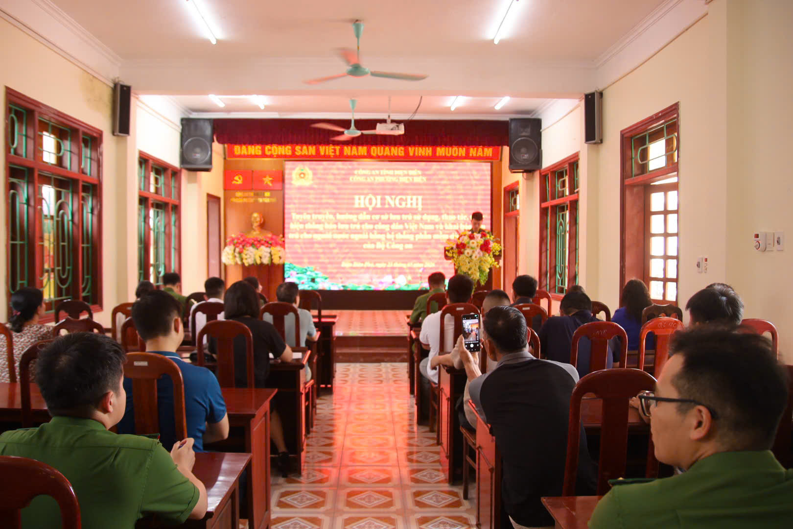 Công an phường Điện Biên Phủ tập huấn, hướng dẫn nghiệp vụ quản lý cư trú, lưu trú và sử dụng hệ thống khai báo mới cho các cơ sở.jpg