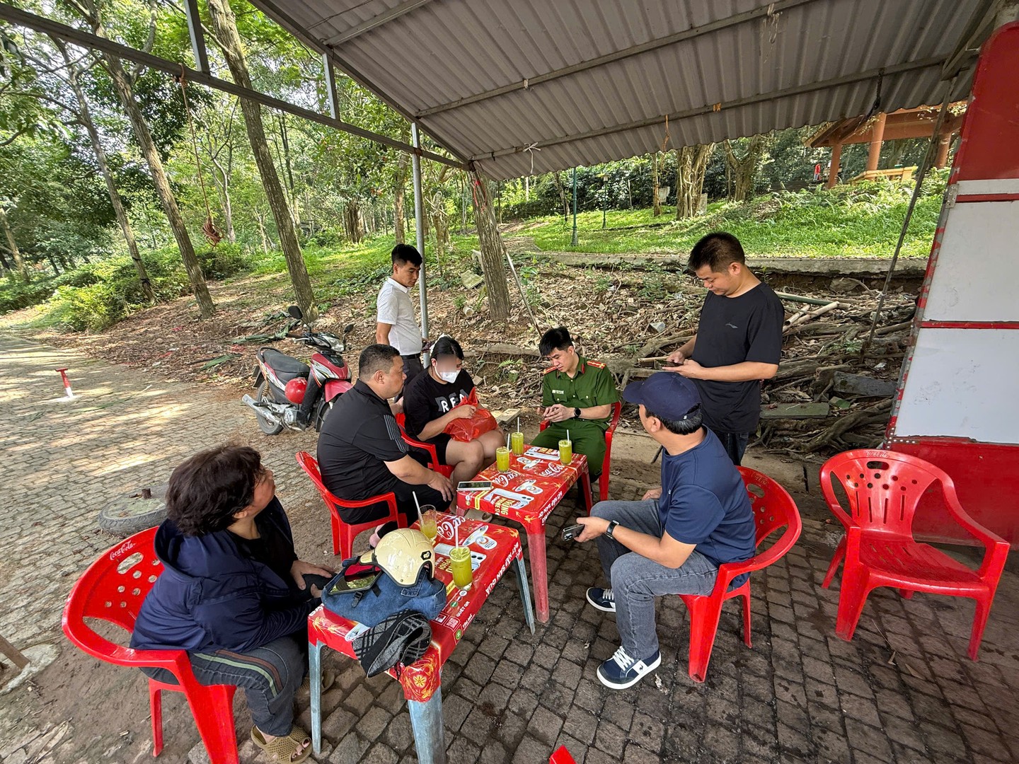 Ảnh lực lượng công an tìm thấy cháu H__1076763dce.jpg