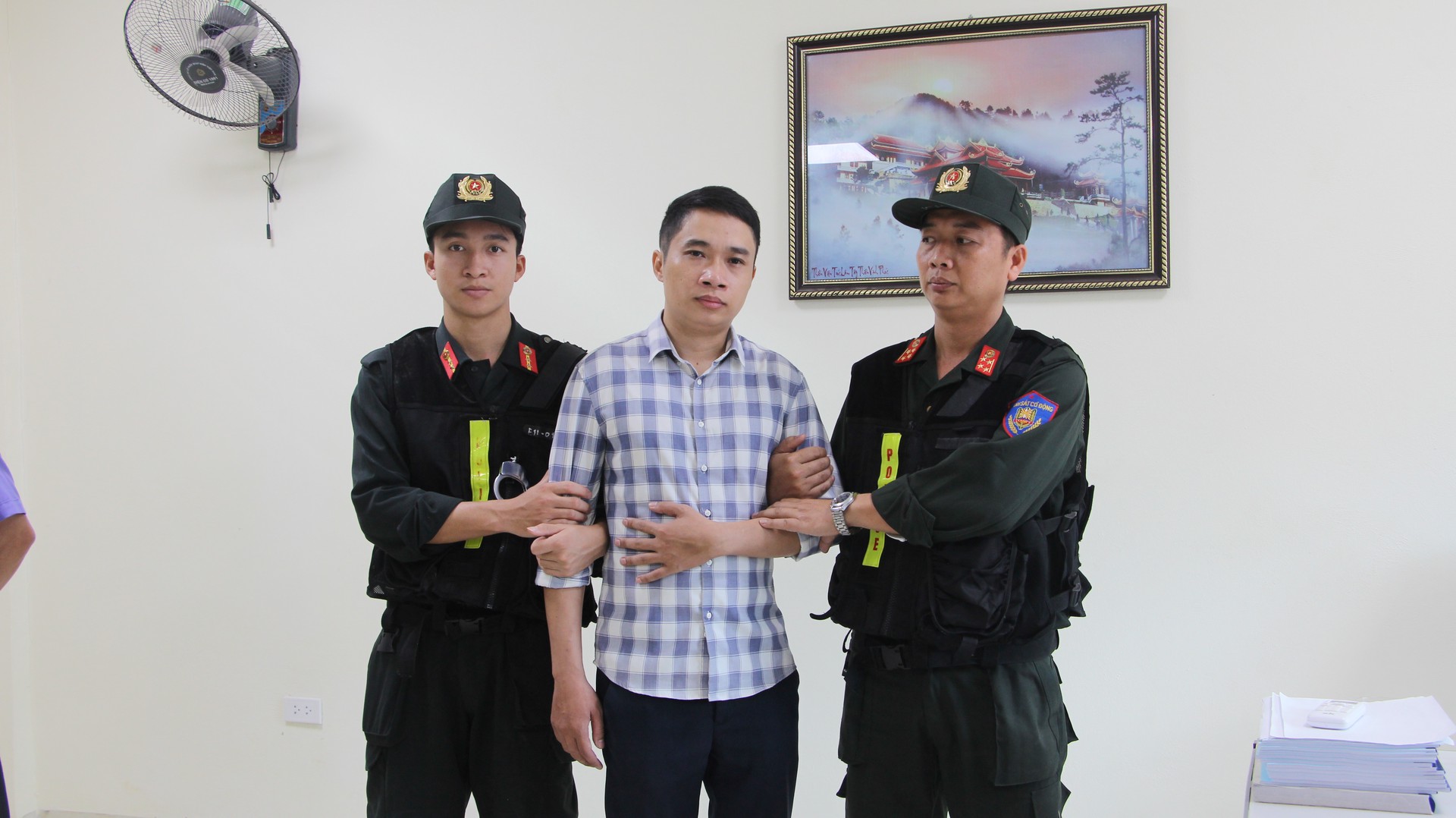 Đối tượng Nguyễn Duy Khánh (giữa).JPG