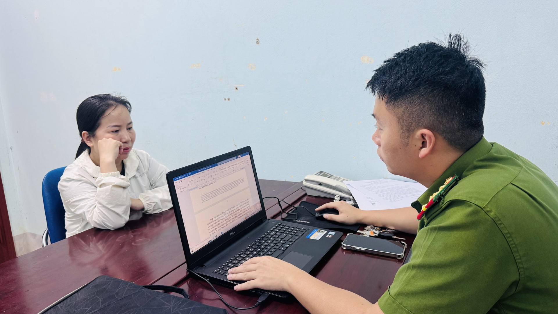 Ảnh 7. Cơ quan Cảnh sát điều tra làm việc với bà  Vũ Thị Mận (1).jpg