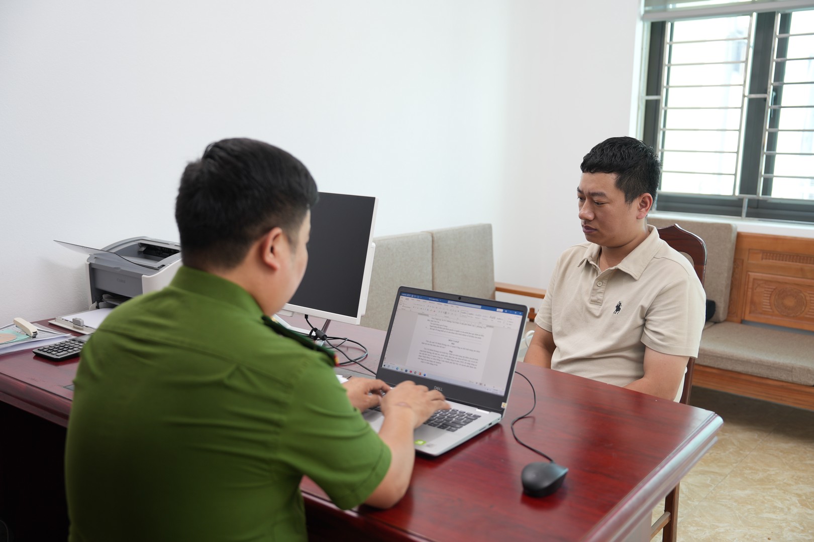 Ảnh 2. Vũ Minh Hoàng tại cơ quan Công an  (2).JPG