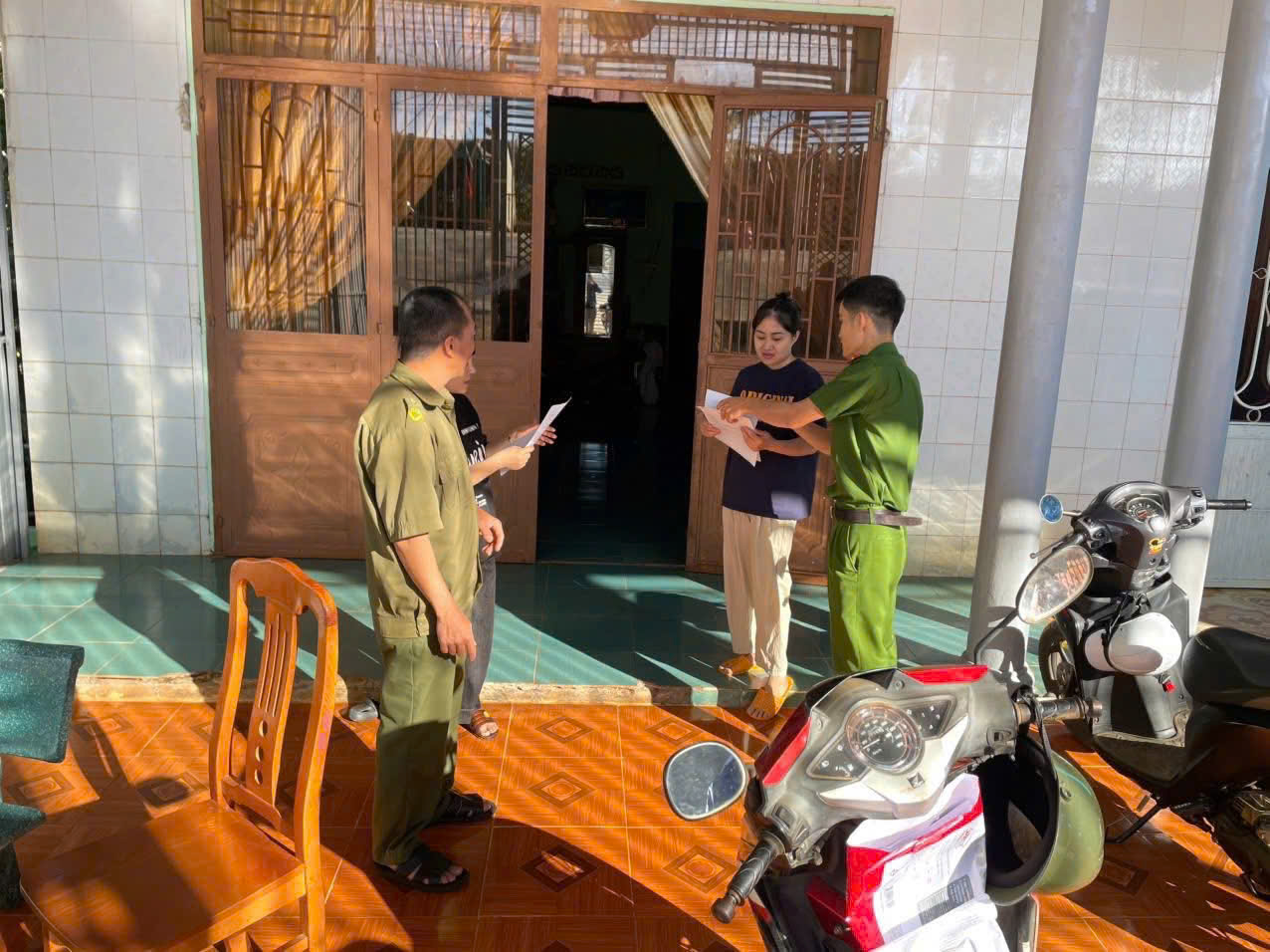 CONG AN XA CHO KY CAM KET CO BIEN PHAP BAO VE MUA THU HOACH NONG SAN.jpg