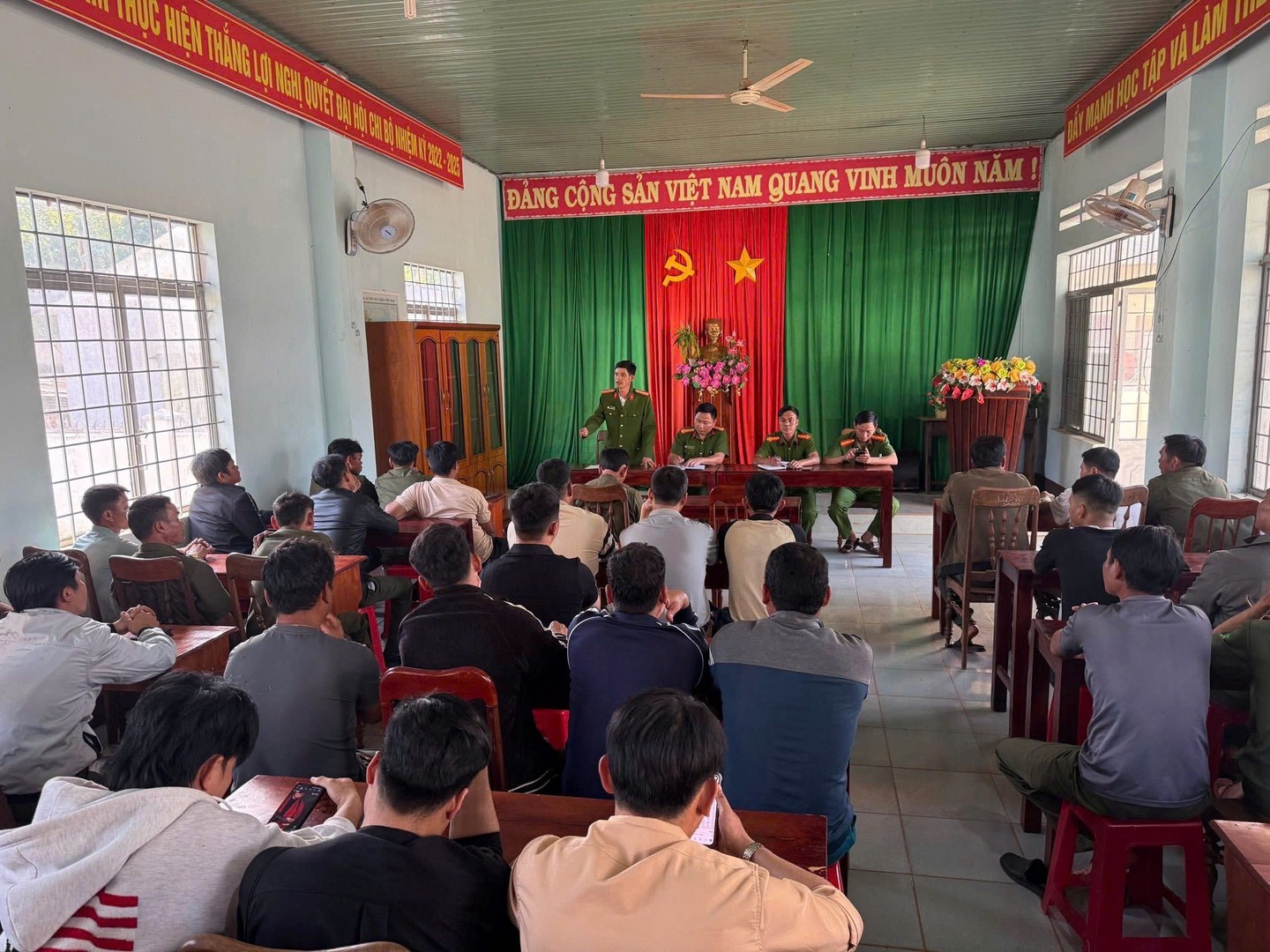 CONG AN XA TUYEN TRUYEN NHAN DAN TU BAO QUAN TAI SAN.jpg