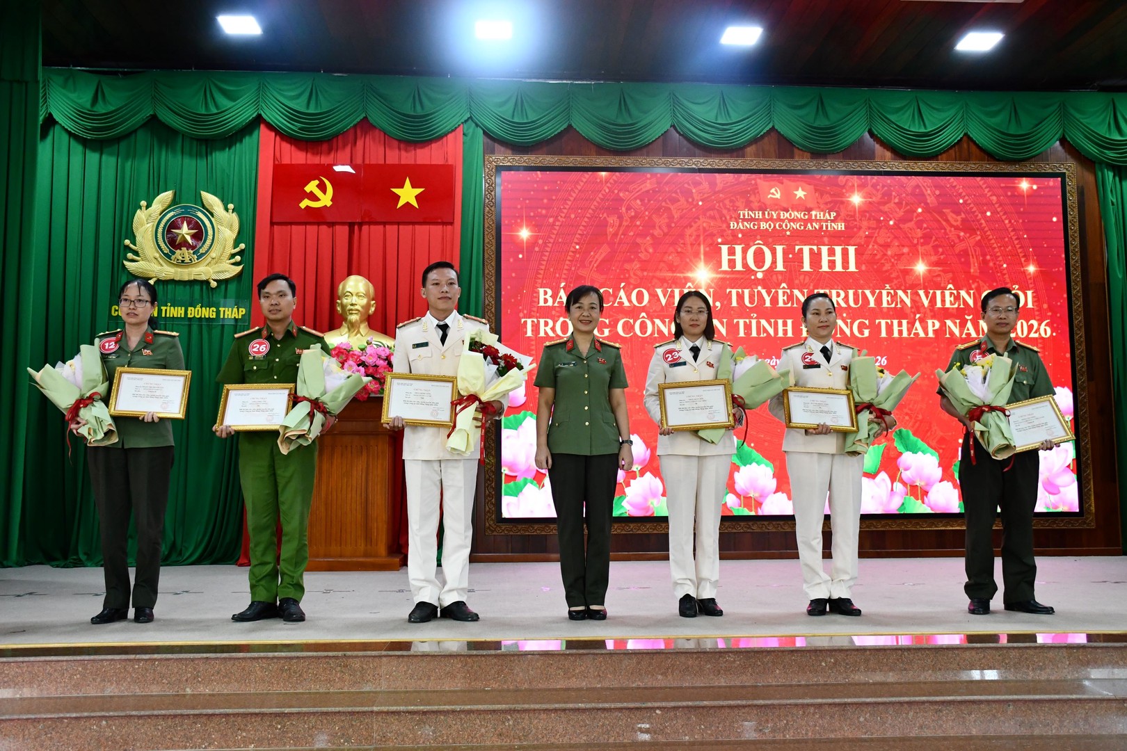 Đại tá Võ Thị Hoài Ngọc, Tỉnh uỷ viên, Phó Bí thư Đảng uỷ, Phó Giám đốc Công an tỉnh trao giải cho các thí   sinh.Ảnh Thanh Việt.jpg