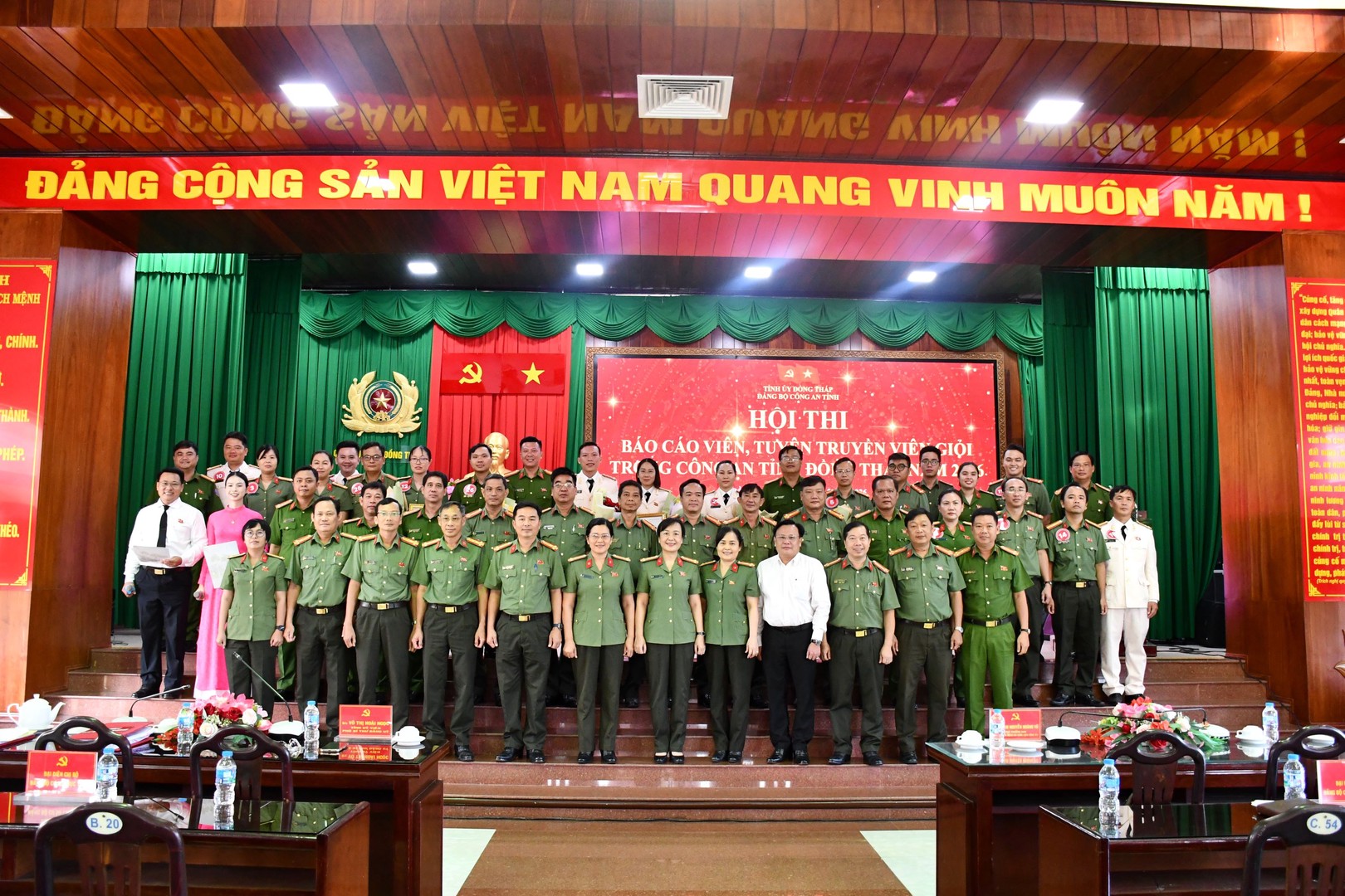 Lãnh đạo, đại biểu,các thí sinh chụp ảnh lưu niệm.Ảnh Thanh Việt.jpg