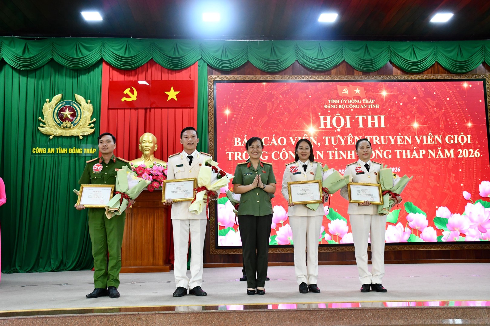 Đại tá Võ Thị Hoài Ngọc, Tỉnh uỷ viên, Phó Bí thư Đảng uỷ, Phó Giám đốc Công an tỉnh trao giải cho các thí sinh.Ảnh Thanh Việt.jpg