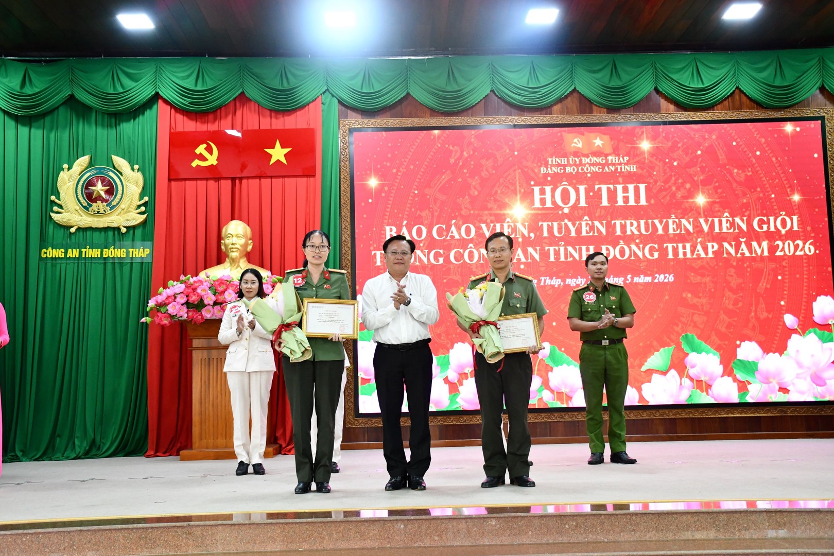 Ban tổ chức trao giải cho các thí sinh.Ảnh Thanh Việt.jpg