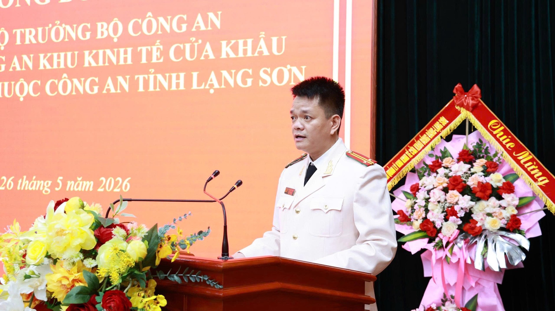 Ảnh 8.Đồng chí Trung tá Vi Quang Thanh, Đồn trưởng Đồn Công an Khu kinh tế cửa khẩu Đồng Đăng - Lạng Sơn đại diện tập thể đơn vị phát biểu nhận nhiệm vụ.jpg