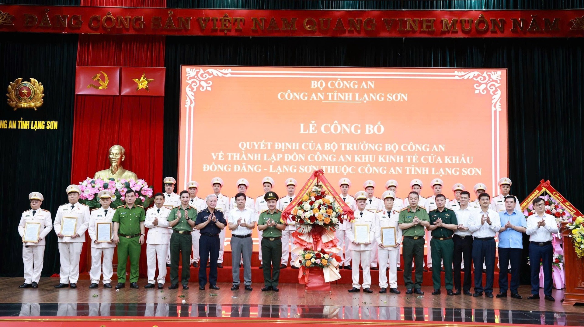 Ảnh 5. Lãnh đạo Công an tỉnh và lãnh đạo các ban, ngành tặng hoa, chúc mừng tập thể lãnh đạo, cán bộ chiến sĩ Đồn Công an Khu kinh tế cửa khẩu Đồng Đăng - Lạng Sơn..jpg