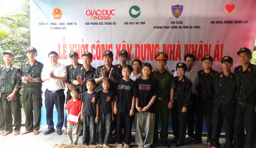 Ảnh 2 Phòng Cảnh báo cơ sở và thể lực quân sự chụp ảnh lưu niệm ngày khởi công xây dựng nhà.jpg