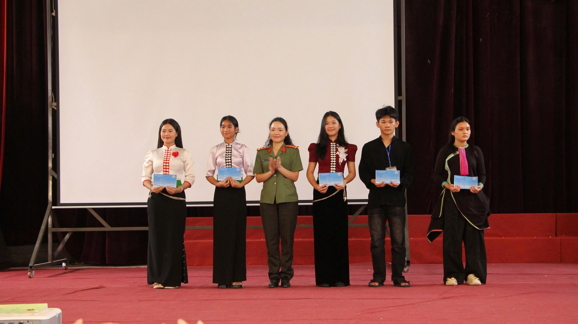 Tặng quà cho học sinh có hoàn cảnh khó khăn.jpg