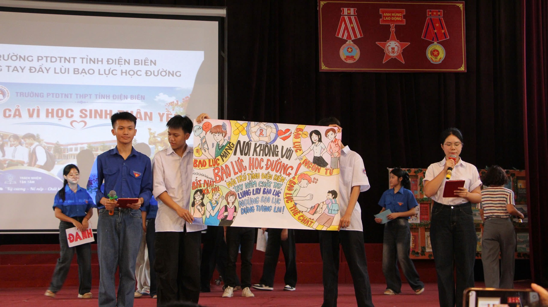 Học sinh trường PTDT nội trú tỉnh thuyết trình về Bạo lực học đường.jpg