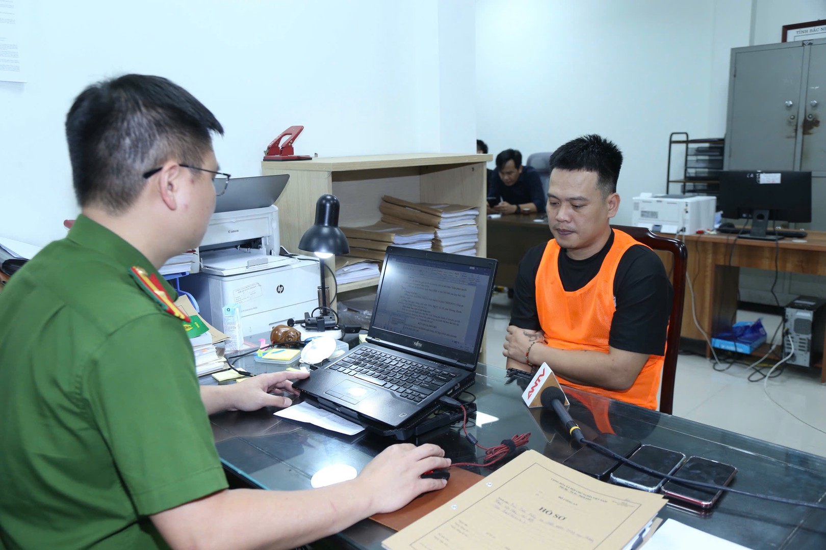 Cơ quan CSĐT làm việc với một đối tượng trong vụ án.jpg