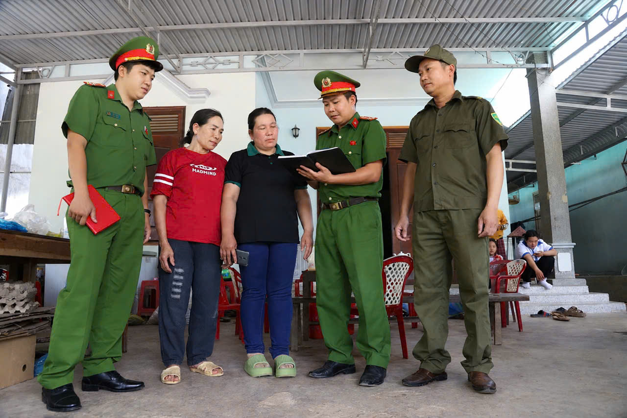 3._thanh_vien_to_bao_ve_antt_thon_doan_xa_ia_lop_cung_cong_an_xa_tuyen_truyen_phap_luat_trong_nhan_dan_tuyen_truyen_phong_chong_lua_dao_cong_nghe_cao.._20260527100359.jpg